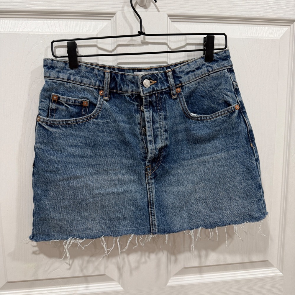 Zara Blue Denim Mini Skirt Raw Hem High Waisted Medium Wash Size 28 M